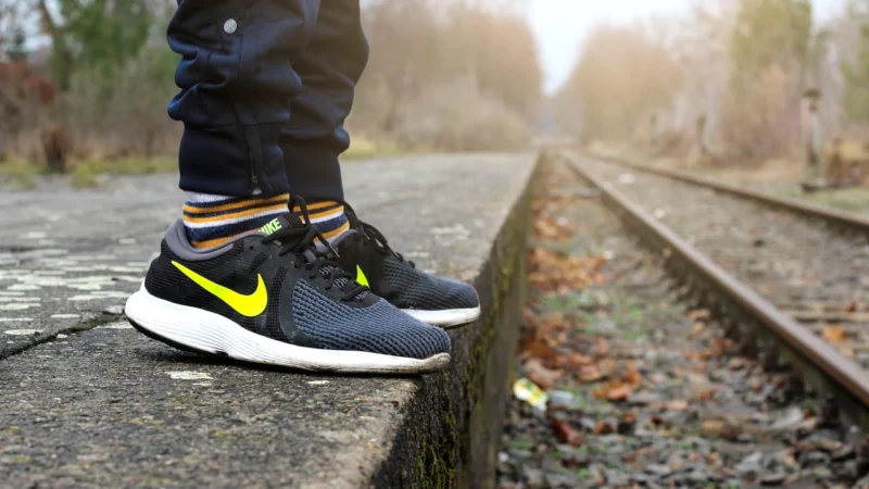 BIAŁE SNEAKERSY NA SZEROKIEJ PLATFORMIE