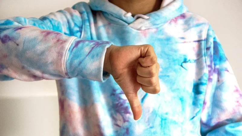 Cropp – Szorty tie-dye BoJack Horseman – Niebieski