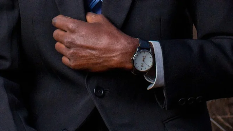Czarny garnitur pewny wybór na eleganckie okazje
