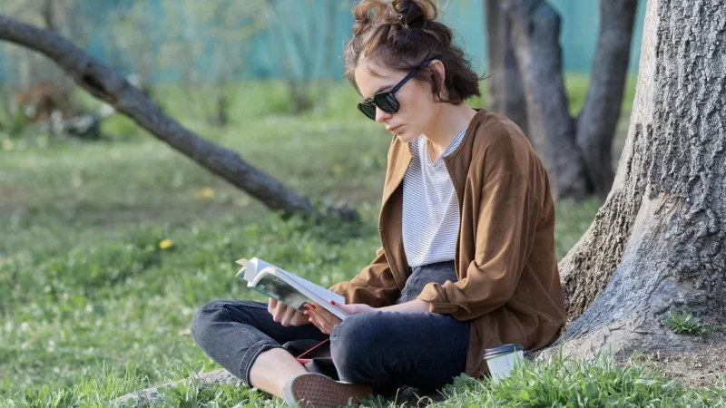 Delikatnie Taliowany Żakiet z Ozdobnymi Guzikami – Jeans