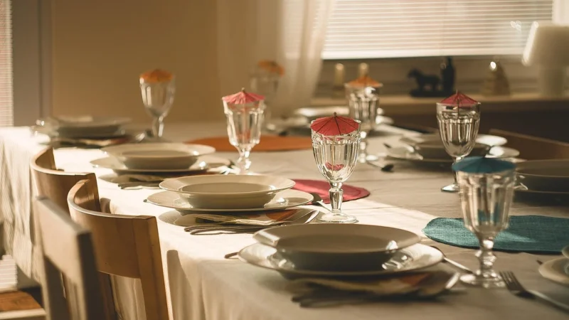 Stwórz luksusowy klimat w swoim domu dzięki eleganckim obrusom premium