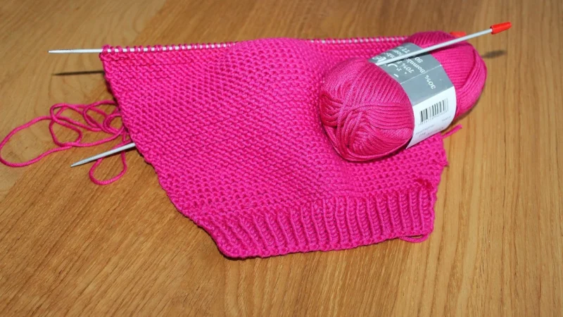 Sweter Łączący Różne Sploty – Różowy