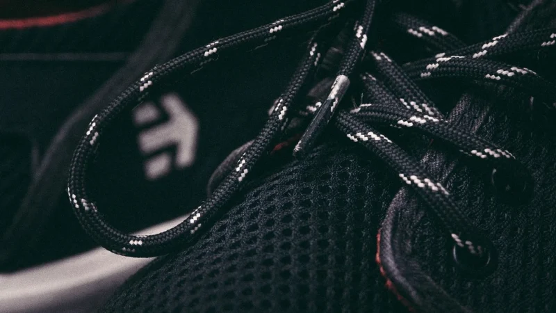 SZNUROWANE BUTY SPORTOWE SHELOVET CZARNE Z BIAŁĄ PODESZWĄ